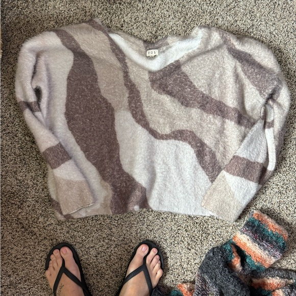 Pol super soft oversized v neck camo sweater size large like new condition - Picture 2 of 4